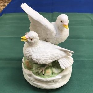 Tundra Music Box -Vintage Porcelain Love Birds Music Box - 1970’s